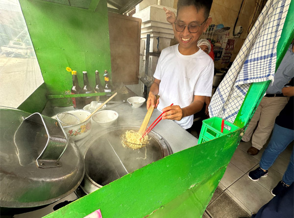 Eddy Mie cooking noodles in Jakarta