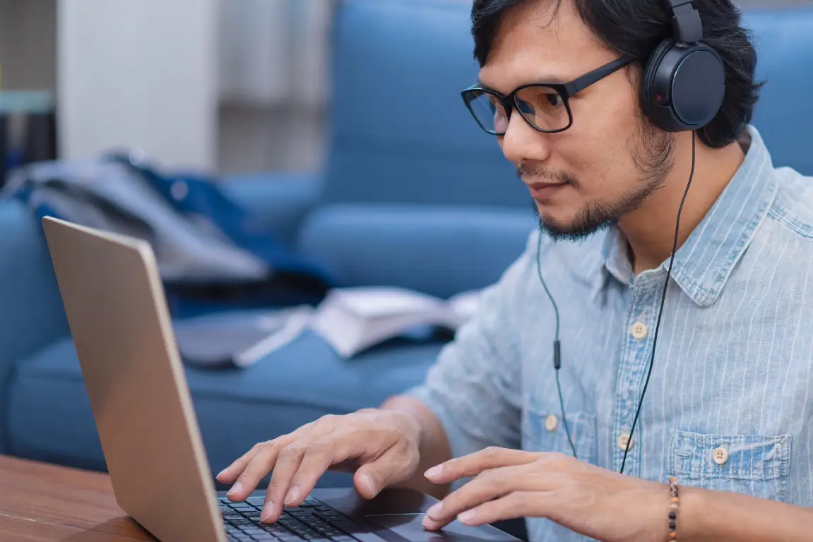 someone doing a course on their laptop